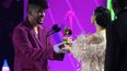Sofia Carson le entrega a Bad Bunny el Latin Grammy al mejor álbum urbano, por El último tour del mundo, el jueves 18 de noviembre de 2021 en el MGM Grand Garden Arena en Las Vegas.&nbsp;