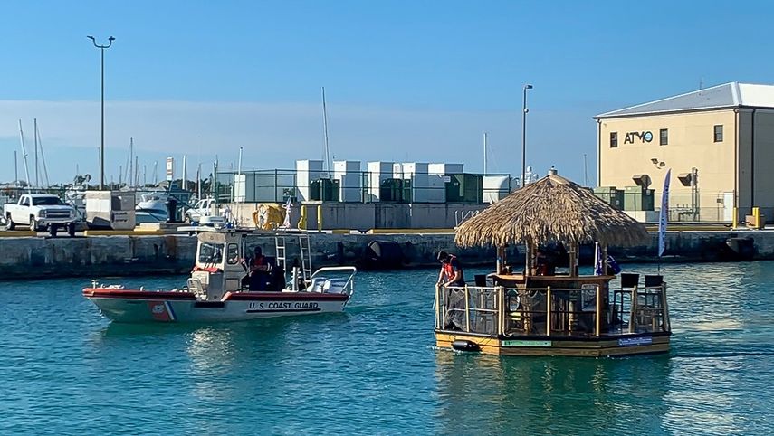 Barra flotante presuntamente robada por un hombre ebrio en los Cayos de la Florida.