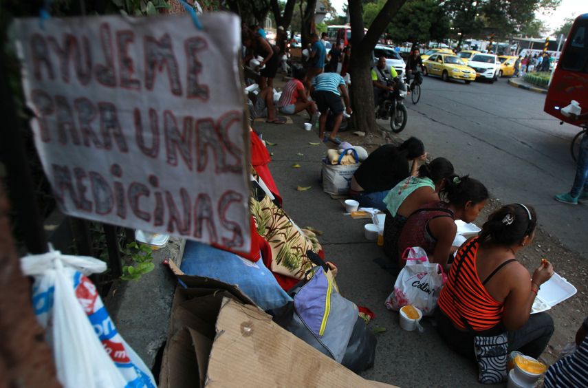 &nbsp;Venezolanos comen en las afueras de la terminal de transportes en Cali (Colombia).&nbsp;