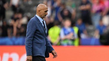El entrenador italiano Luciano Spalletti molesto tras la derrota de Italia ante Noruega