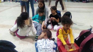 La organización, promotora de estas reagrupaciones familiares, explicó en un comunicado que todos los niños contaban con sus respectivos permisos paternos para realizar el viaje.