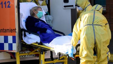 Los miembros de la Defensa Civil llevan a un paciente en una camilla cuando llegan al hospital Severo Ochoa en Legan&eacute;s, el 26 de marzo de 2020.&nbsp;