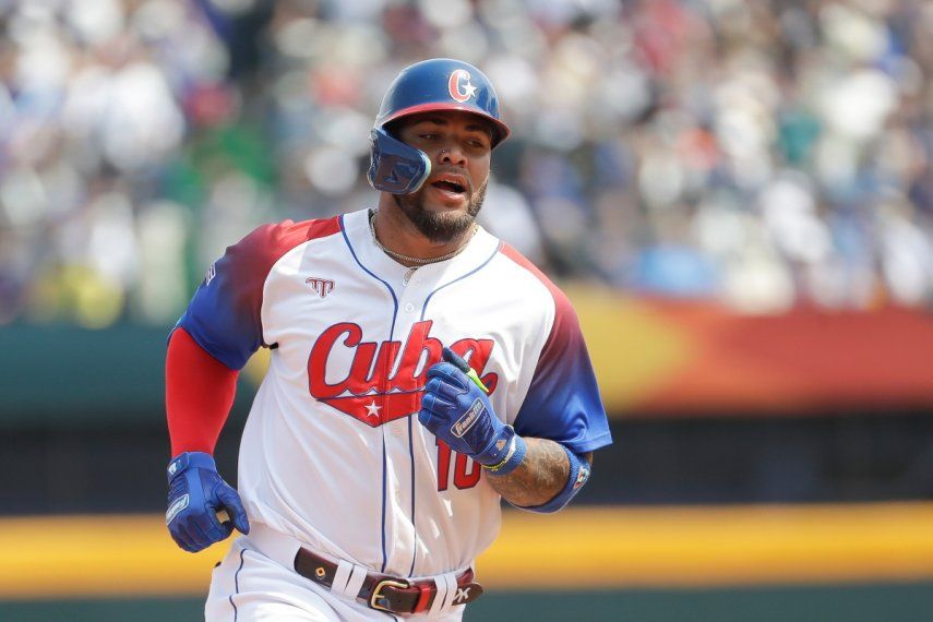El pelotero cubano Yoán Moncada corre al plato tras anotar en un doble de dos carreras de su selección en el primer inning de su juego del Grupo A contra Taiwán en el Clásico Mundial de béisbol, en el Estadio Intercontinental de Béisbol de Taichung, en Taichung, Taiwán, el domingo 12 de marzo de 2023. 
