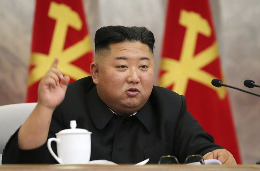 En esta imagen sin fecha proporcionada el domingo 24 de mayo de 2020 por el gobierno norcoreano, el líder de Corea del Norte, Kim Jong Un, habla durante una reunión de la Séptima Comisión Militar Central del Partido de los Trabajadores de Corea, en Corea del Norte.&nbsp;