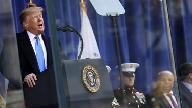 El presidente Donald Trump habla antes del desfile del D&iacute;a de los Veteranos de Guerra en Nueva York, 11 de noviembre de 2019.&nbsp;