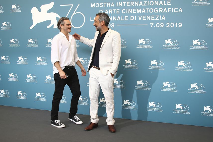 El actor Joaquin Phoenix, izquierda, y el director Todd Phillips posan  para las fotos en la presentación de la película Joker en el Festival  de Cine de Venecia, Italia, sábado 31 de agosto de 2019.&nbsp;