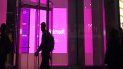 ARCHIVO - En esta fotografía del 10 de noviembre de 2016 una persona camina frente a una oficina de Microsoft en Nueva York. ARCHIVO - En esta fotografía del 10 de noviembre de 2016 una persona camina frente a una oficina de Microsoft en Nueva York.