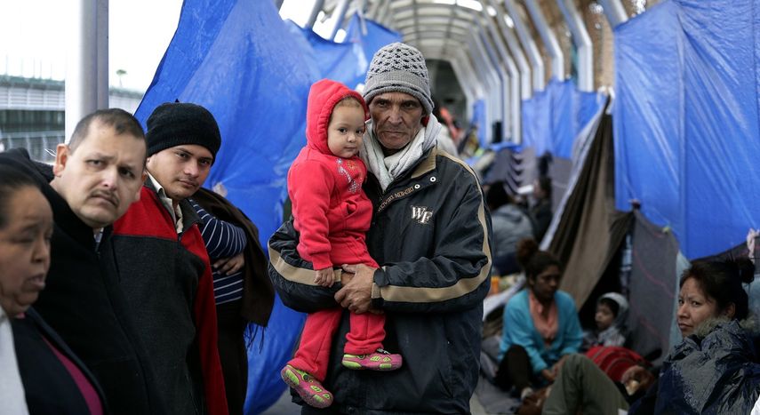 Familias que buscan asilo en EEUU esperan ser citadas a presentar sus casos en un puente que une Reynosa (México) e Hidalgo (Texas) el 15 de marzo del 2019
