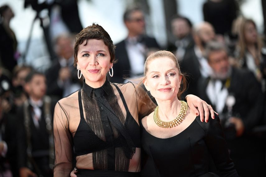 Las actrices Maggie Gyllenhaal e Isabelle Huppert.