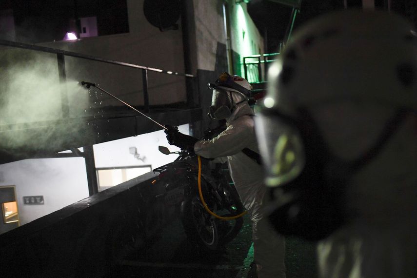 Trabajadores de la ciudad roc&iacute;an desinfectante como medida preventiva contra la propagaci&oacute;n del nuevo coronavirus en Caracas, Venezuela, el domingo 22 de marzo de 2020.&nbsp;