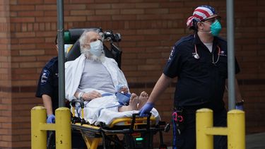 Un paciente llega al Hospital Wyckoff en la secci&oacute;n Bushwick de Brooklyn el 5 de abril de 2020 en Nueva York.&nbsp;
