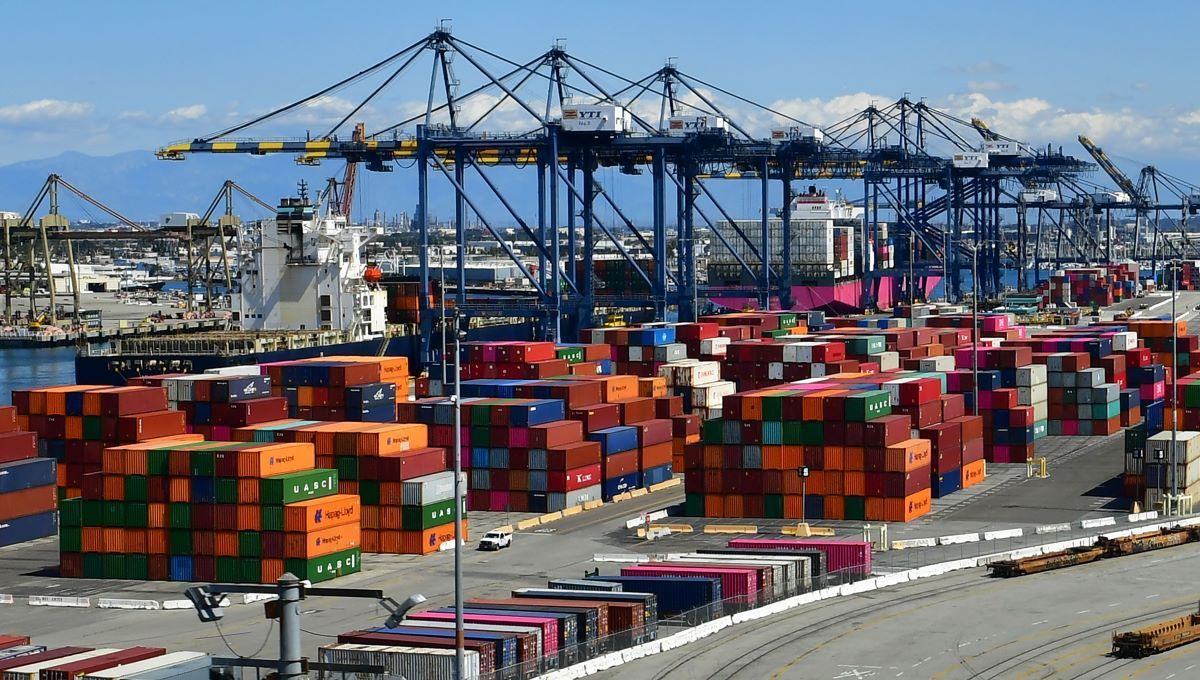 Decenas de contenedores en un puerto de embarque en EEUU. Decenas de contenedores en un puerto de embarque en EEUU.