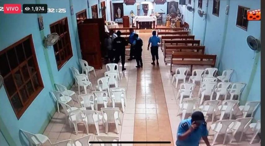 Captura de pantalla de las cámaras de vigilancia de la capilla muetra a los agentes de policía y antimotines en el interior de la sede religiosa