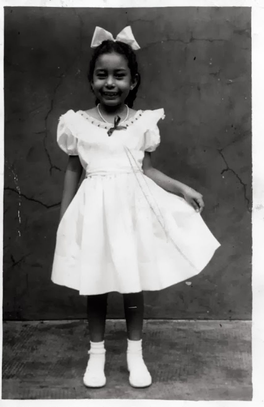Tania Quintero de niña, vestida de blanco para un evento por el natalicio de José Martí, un 28 de enero, en los años 40. 