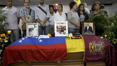 Familiares y amigos se reúnen alrededor del féretro del concejal Fernando Alban, el 10 de octubre de 2018.&nbsp;