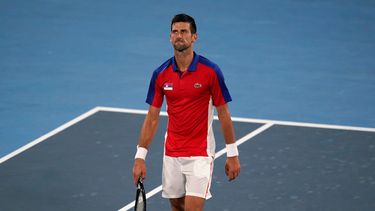 El serbio Novak Djokovic tras perder ante el alemán Alexander Zverev en las semifinales del tenis de los Juegos Olímpicos de Tokio, el viernes 30 de julio de 2021