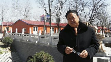 En esta foto del 2 de abril de 2020 provista por el equipo legal del Dawu Group, Sun Dawu se encuentra en Baoding, en la provincia norteña de Hebei, China.&nbsp; 