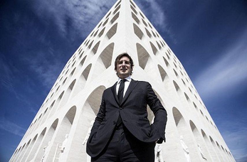El presidente de Fendi, Pietro Beccari, posó en el Palazzo della Civiltà Italiana. (EFE)