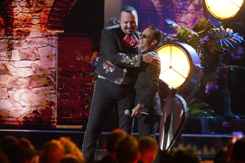 Pepe Aguilar y Marc Anthony se abrazan después de actuar juntos en los Premios Latin Billboard, el jueves 5 de octubre de 2023, en Coral Gables, Florida.