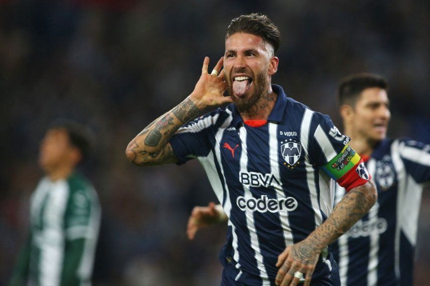El defensa español #93 de Monterrey, Sergio Ramos, celebra después de anotar el segundo gol de su equipo durante el partido de fútbol del Clausura de la Liga MX entre Monterrey y Santos en el Estadio BBVA en Monterrey, México