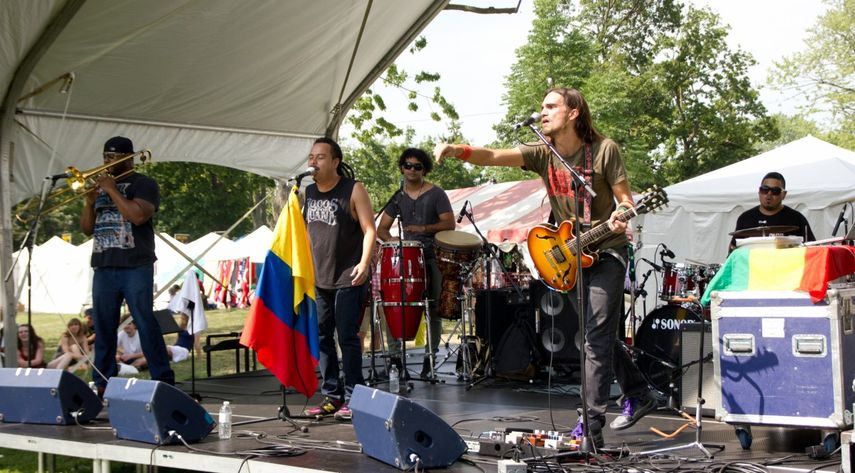 Locos por Juana es una de las bandas que se presenta este fin de semana en Carnaval on the Mile. (CORTESÍA)