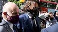 Johnny Depp, segundo de izquierda, con mascarilla, llega al tribunal en Londres, martes siete de julio de 2020.&nbsp;