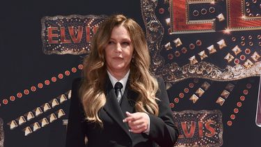 Lisa Marie Presley, hija del difunto cantante Elvis Presley, posa durante una ceremonia de huellas de manos en honor a la familia Presley el martes 21 de junio de 2022 en el Teatro Chino TCL en Los Ángeles. Aseguran que la causa de muerte de la cantante fue un segundo infarto.