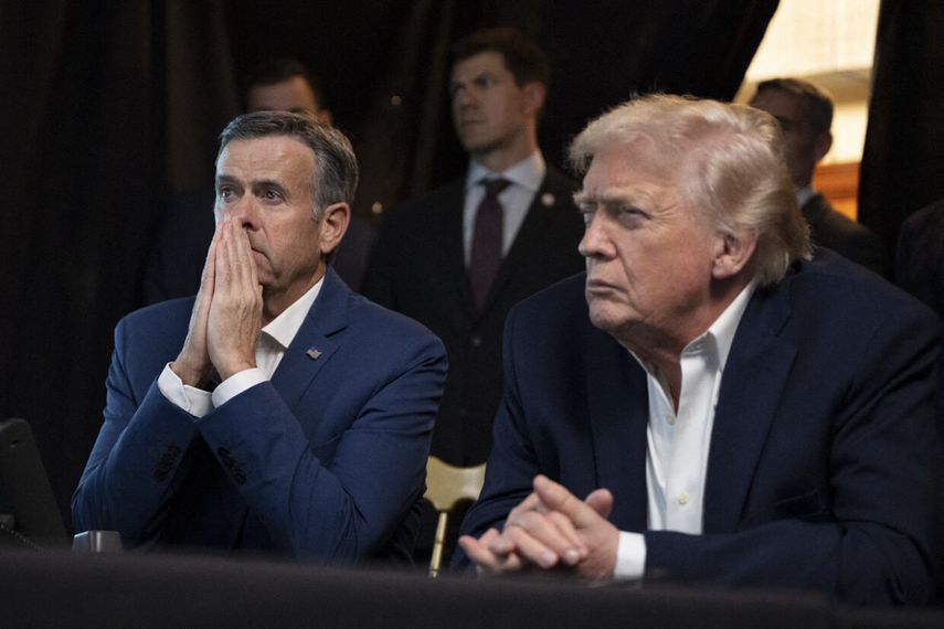 Esta imagen, publicada en la cuenta Truth Social del presidente estadounidense Donald Trump el 3 de enero de 2026, muestra, de izq. a der., al director de la CIA, John Ratcliffe, y al presidente Donald Trump en Mar-a-Lago, en Palm Beach, Florida, viendo una transmisión remota de la misión militar estadounidense para capturar al presidente de Venezuela, Nicolás Maduro, el 3 de enero de 2026. &nbsp;