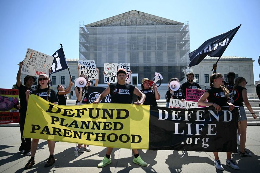 Manifestantes frente al edificio de la Corte Suprema en Washington demanda la retirada de fondos de los contribuyentes para Planned Parenthood.