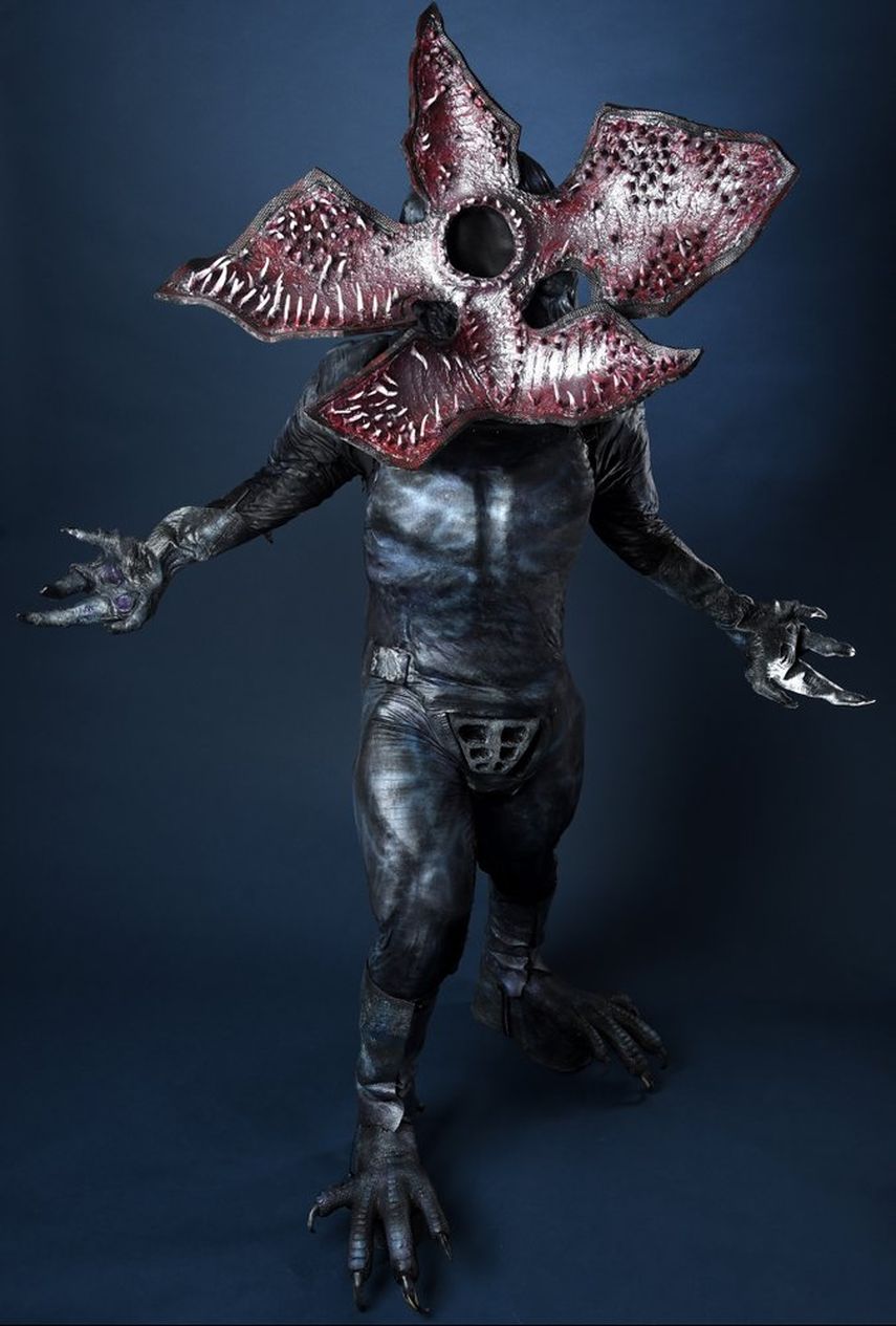 David Schoelen de Riverside, California, vestido como el Demogorgon de Stranger Things, posa durante la Comic-Con Internacional el 20 de julio de 2017 en San Diego.