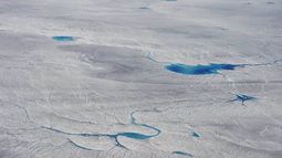 Estanques de deshielo en el margen de la capa de hielo de Groenlandia, vuelo a Kangerlussuaq, finales de junio de 2012.