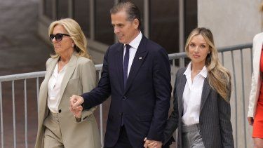Hunter Biden, hijo del presidente Joe Biden, acompañado por su madre, la primera dama Jill Biden y su esposa, Melissa Cohen Biden, sale del tribunal federal después de escuchar el veredicto, el martes 11 de junio de 2024, en Wilmington, Delaware.&nbsp;