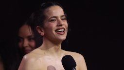 La cantante española Rosalía tras ganar el premio a Artista Internacional del Año en los BRIT Awards 2026, en el Co-op Live Arena de Manchester, en Reino Unido.