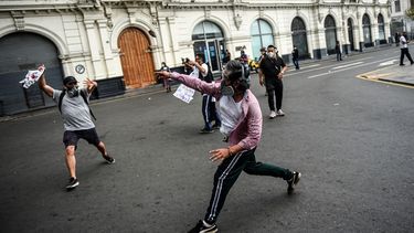 Los partidarios del derrocado presidente peruano Martín Vizcarra, quien fue destituido en una votación de juicio político el lunes por la noche, luchan con la policía antidisturbios mientras se manifiestan contra el nuevo gobierno en Lima el 10 de noviembre de 2020. El presidente del Congreso, Manuel Merino, asumió el martes el cargo como tercer presidente de Perú en cuatro años, en medio de protestas callejeras y nerviosismo en el mercado tras el juicio político de Martín Vizcarra por acusaciones de corrupción.
