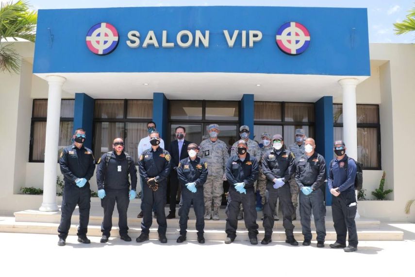 En la foto se distingue a los miembros del Negociado de Bomberos de Puerto Rico, tras el recibimiento en el Sal&oacute;n VIP de la Base A&eacute;rea de San Isidro en Rep&uacute;blica Dominicana.&nbsp;