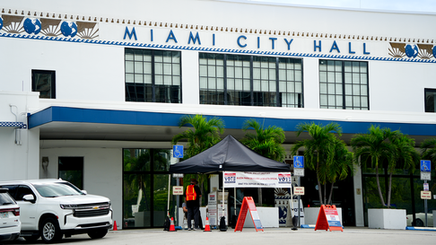 Precinto electoral en el Ayuntamiento de Miami.