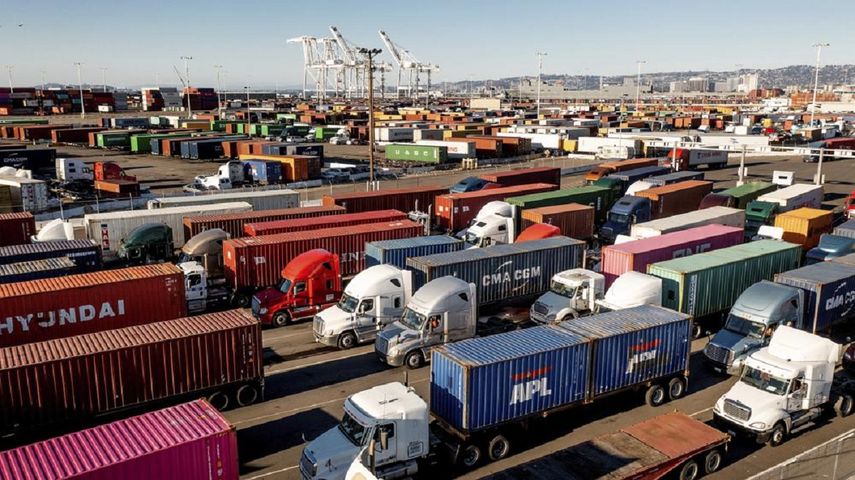 Camioneros inician caravana contra medidas anticovid en EEUU