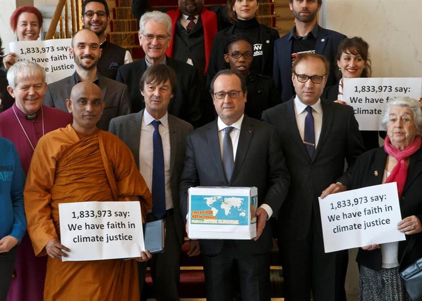 El presidente francés, Francois Hollande (c), posa junto un grupo de líderes religiosos con motivo de la cumbre del clima de París (COP21), en el palacio del Elíseo en París, Francia, el 10 de diciembre de 2015. (EFE)