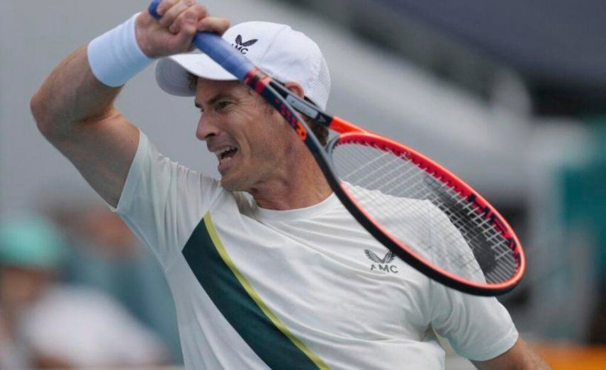 El tenista Andy Murray regresa un golpe en su partido contra Dusan Lajovic durante el Abierto de Miami.