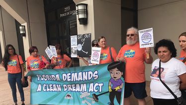 Activistas pro inmigrante a la entrada del edificio donde queda la oficina del senador democrata Bill Nelson, en Coral Gables.&nbsp;