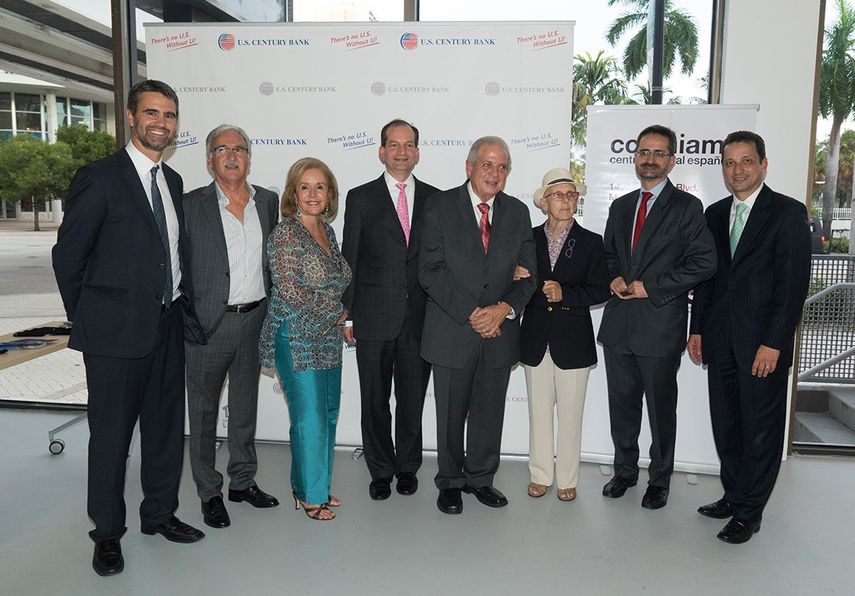 Francisco Tardío, Fernando Petit, Aida Levitan, Alex Acosta, Tomás Regalado, Cristina Barrios, Candido Creis y Carlos J. Dávila. (FOTOS CORTESÍA U.S. CENTURY BANK)
