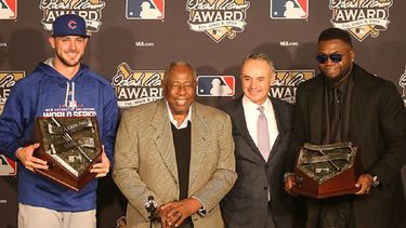 El legendario Hank Aaron (segundo de izquierda a derecha) se encargó de entregar el premio a Kris Byant (primero en la izquierda) y David Ortiz (primero de derecha a izquierda)&nbsp;