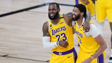LeBron James (23) y Anthony Davis (3) de los Lakers de Los &Aacute;ngeles celebran tras la victoria ante los Nuggets de Denver, el lunes 10 de agosto de 2020, en Lake Buena Vista, Florida, durante la temporada de la NBA.&nbsp;
