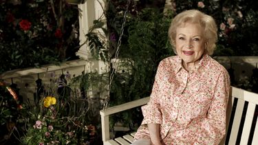 La actriz Betty White posa en el set de la serie de TV Hot in Cleveland&nbsp;en Los Angeles el 9 de junio de 2010. White sufrió un derrame cerebral seis días antes de morir el 31 de diciembre de 2021 a los 99 años, según su certificado de defunción.