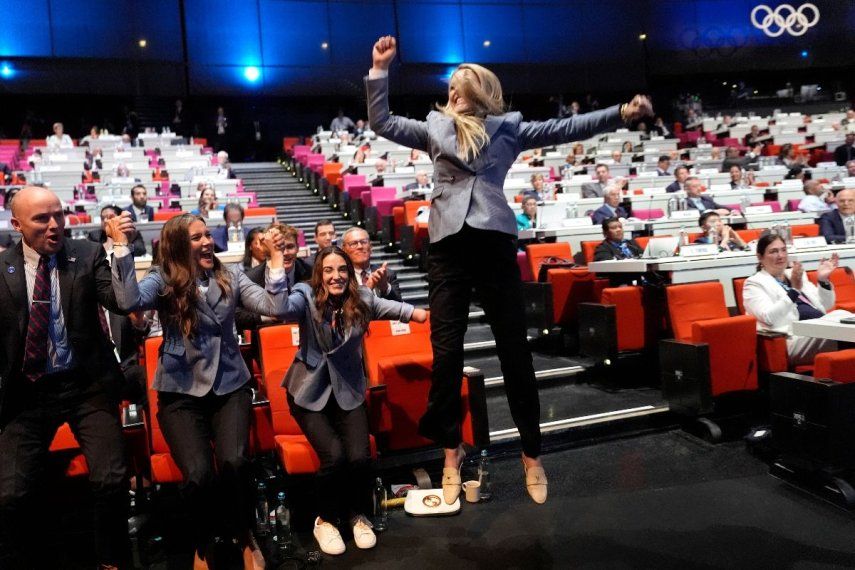 La retirada esquiadora estadounidense Lindsey Vonn salta tras la designación de Salt Lake City como sede de los Juegos Olímpicos de Invierno de 2034, el miércoles 24 de julio de 2024, en París.&nbsp;