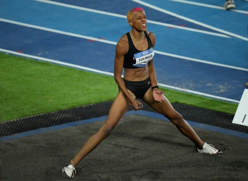 La venezolana Yulimar Rojas compite en el salto triple de los Juegos Centroamericanos y del Caribe, el miércoles 5 de julio de 2023, en San Salvador. La campeona olímpica en Tokio, busca repetir la presea dorada ahora en París