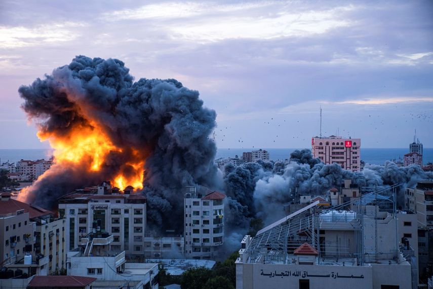 Fuego y humo se elevan tras un ataque aéreo israelí en Gaza.