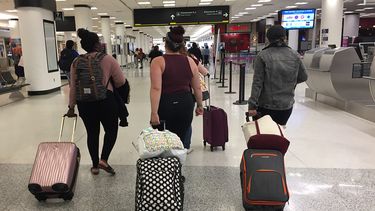 Pasajeros en el Aeropuerto Internacional de Miami.