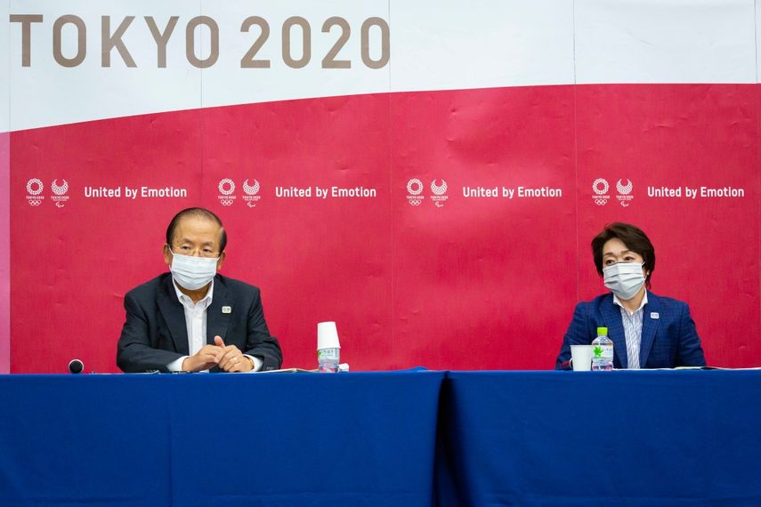El director general de los Juegos de Tokio, Toshiro Muto, izquierda, y la presidenta del comité organizador, Seiko Hashimoto, atienden una conferencia de prensa luego de recibir un reporte de expertos en enfermedades infecciosas, el viernes 18 de junio de 2021, en Tokio