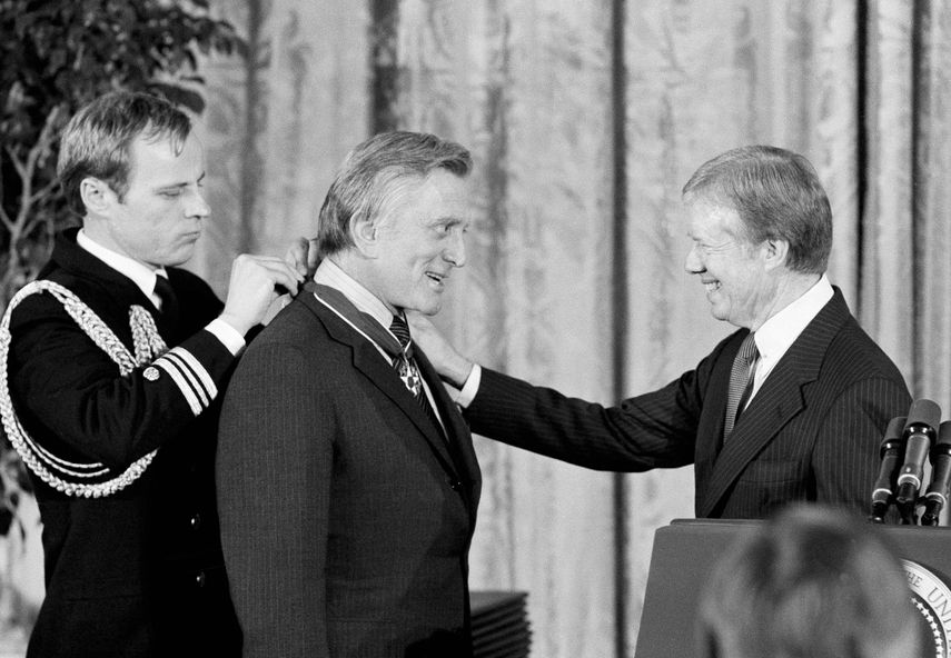 En esta fotograf&iacute;a de archivo del 16 de enero de 1981, el presidente Jimmy Carter, derecha, felicita al actor Kirk Douglas despu&eacute;s de que recibi&oacute; la Medalla de la Libertad, el mayor galard&oacute;n para un civil en Estados Unidos, en la Casa Blanca en Washington.&nbsp;